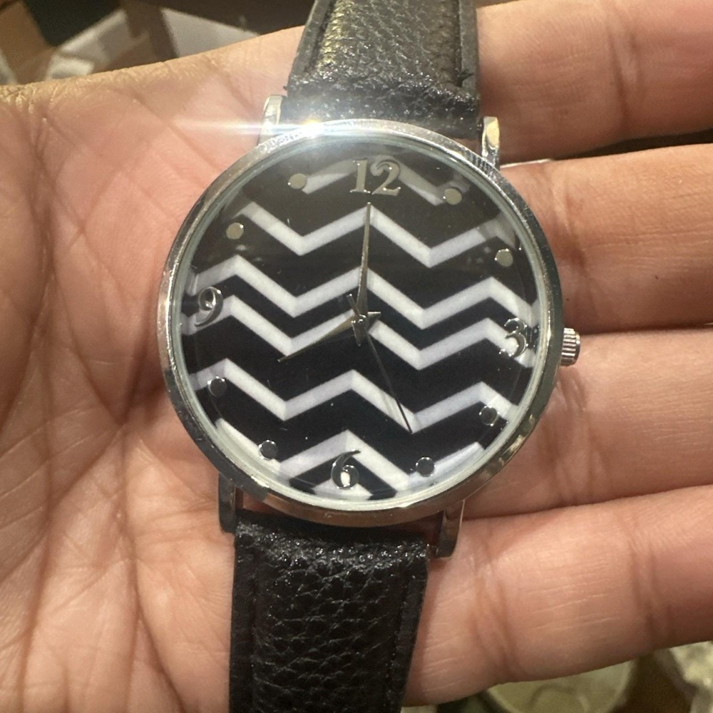 Working 40mm Zig Zag Black & White Gold Tone Watch With Black Leather Strap
